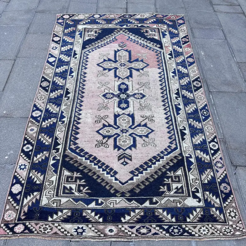 Blau-rot karierter Teppich, 4 x 6 Fuß, elegante Bodenlösung