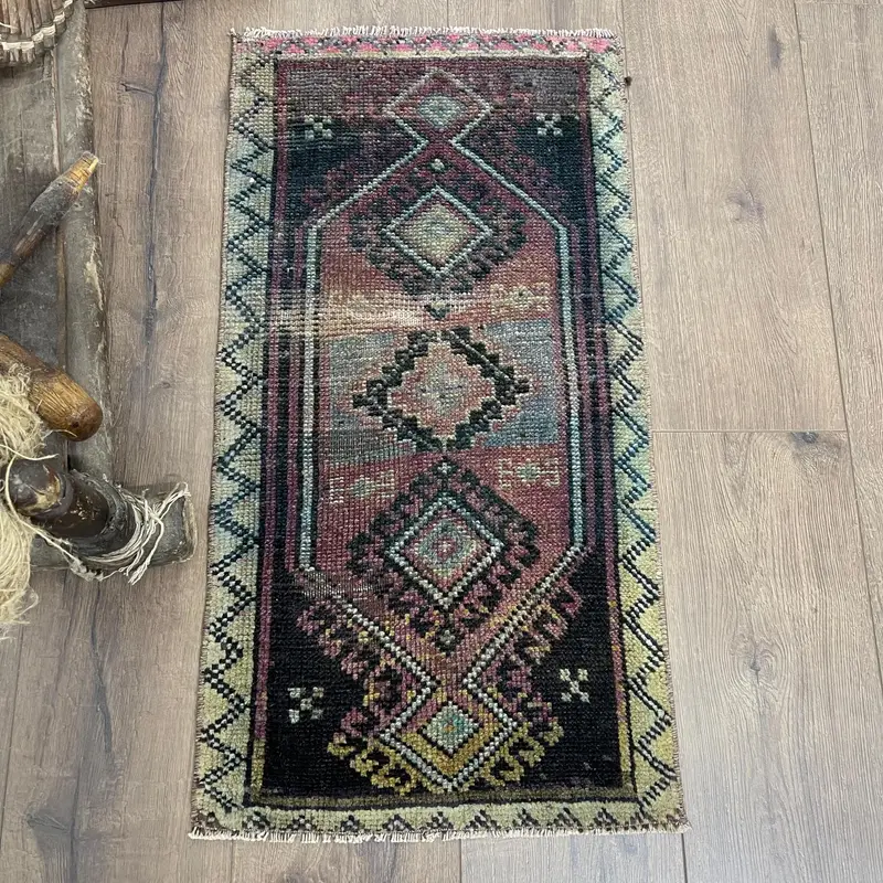 パープルポルカドットラグ、1.3x2.6フィートのエレガントな装飾