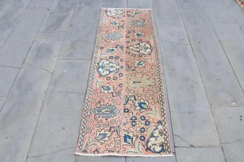 Türkischer Vintage-Teppich, 1,9 x 5,5 Fuß großer Läuferteppich, rosa Oushak-Patchwork-Teppich - 1