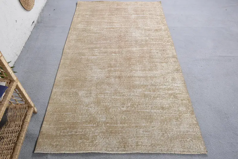 Elegant Beige Animal Print Rug, 3,7x6,7 ft Chic Decor