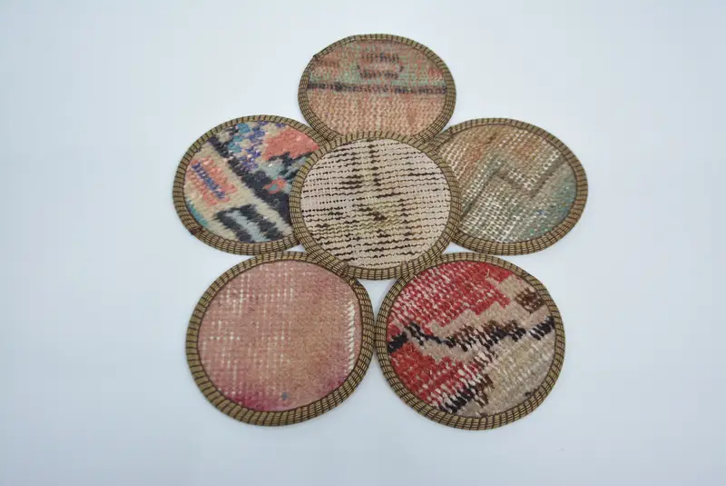 Elegante posavasos beige y bronce, posavasos versátil y elegante.