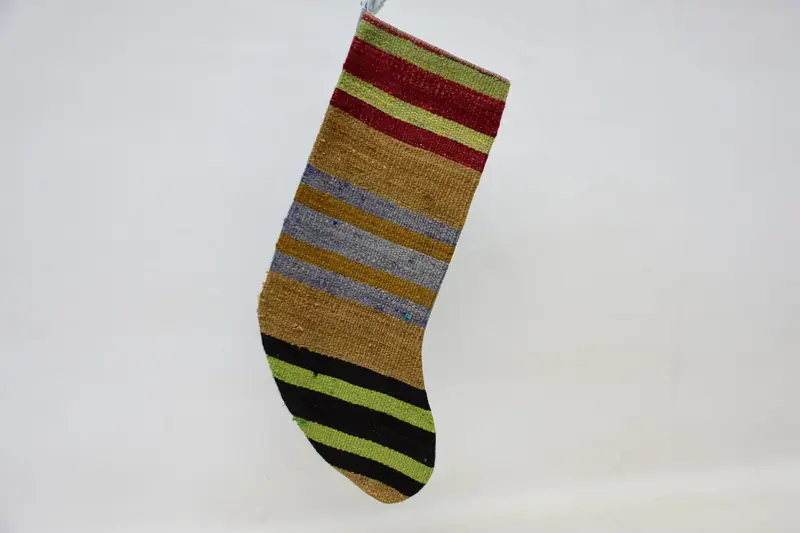 Brauner und grüner Weihnachtsstrumpf, festliche Weihnachtsdekoration