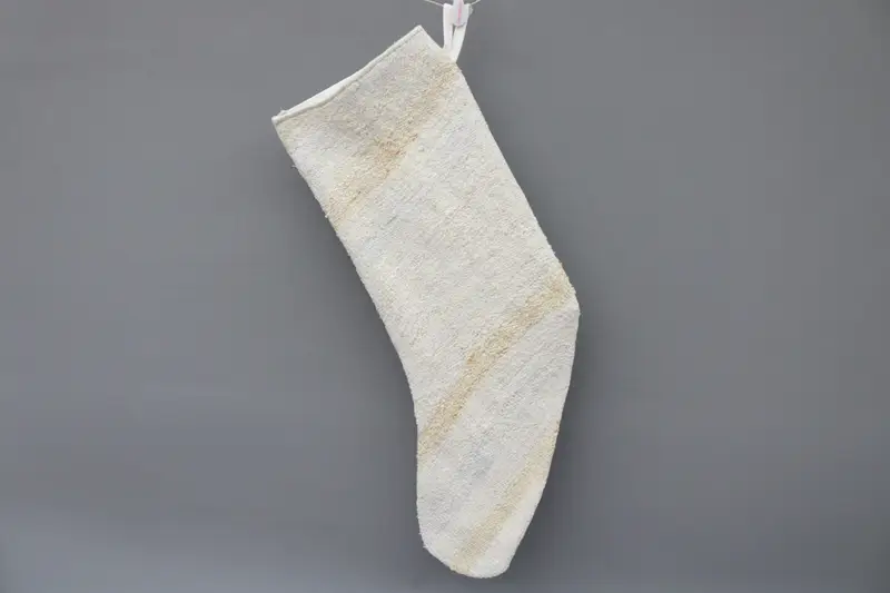 Beyaz Süslemeli Zarif Bej Noel Çorabı, Şenlikli Tatil Dekoru