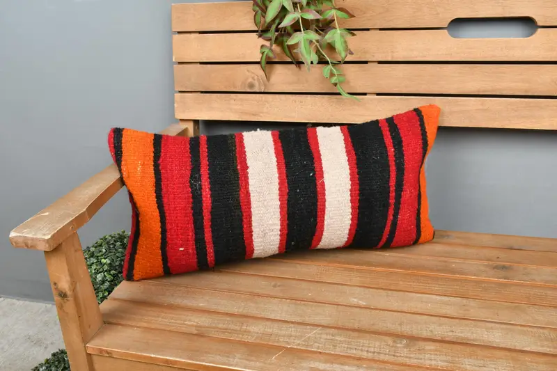 Rot-braun gestreiftes Kissen, handgefertigtes besticktes Leinenkissen
