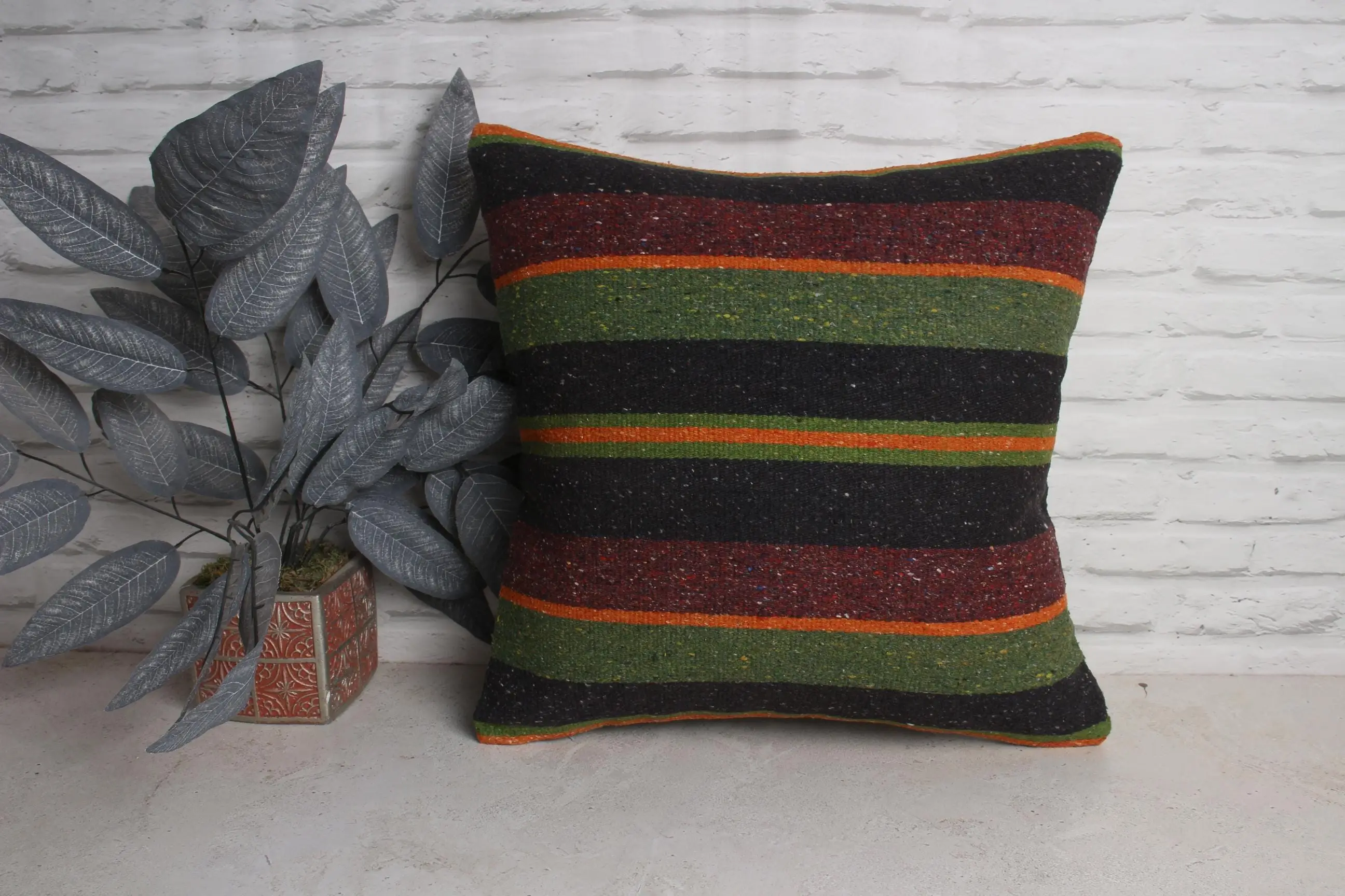 Kırmızı ve yeşil çizgili, işlemeli dekoratif yastık, 20x20 inç - 1