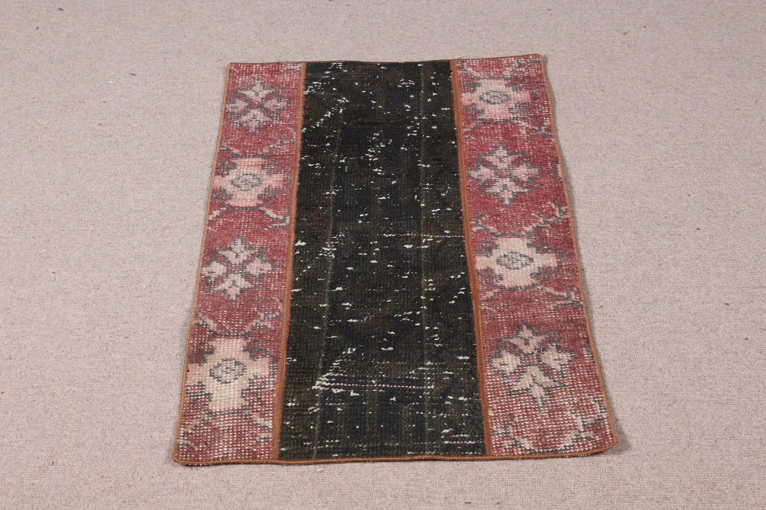 Vintage Teppich 2x3,2 ft, rot-schwarzer türkischer Teppich aus südwestlicher Wolle - 1