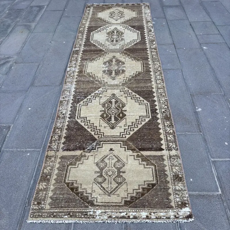 Elegant Beige Floral Rug, 3.1x11 ft Beige & Brown