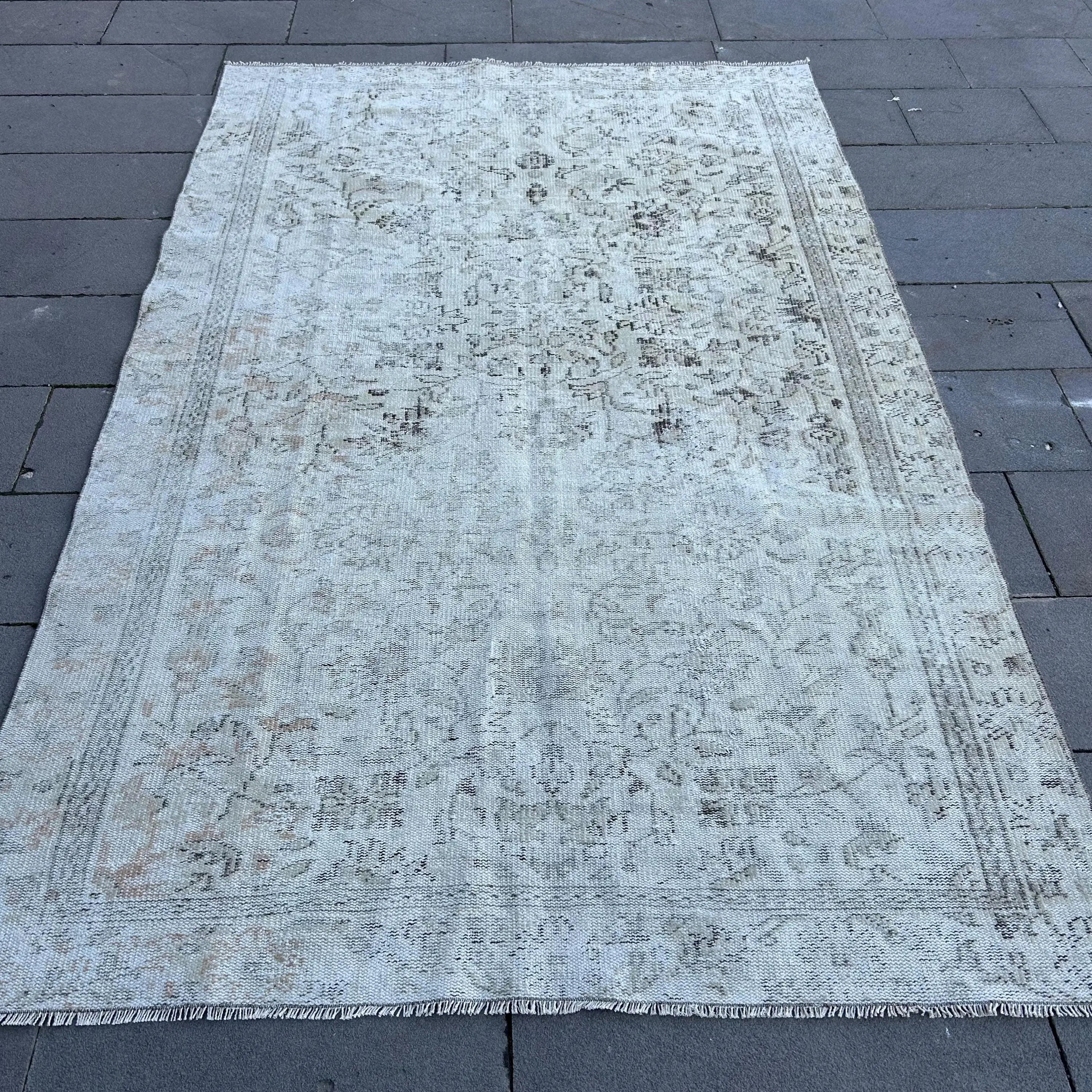 5,4 x 8,6 Fuß großer Vintage-Teppich, grau umrandeter türkischer Wollteppich - 1