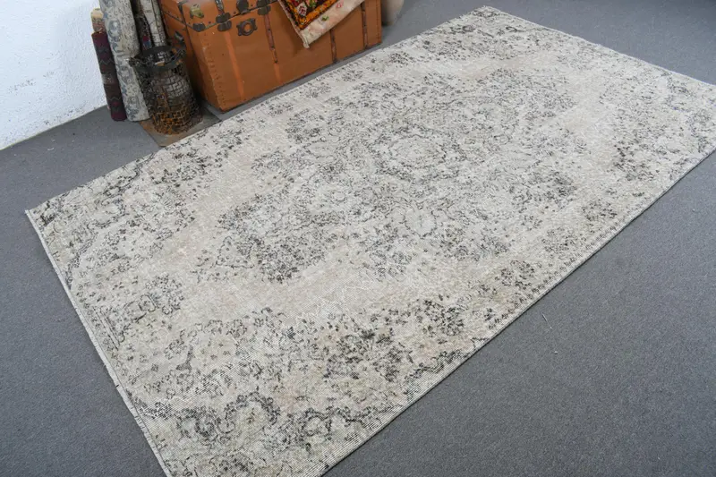 Großer Vintage-Teppich 5,2 x 8,7 Fuß, grauer floraler türkischer Wollteppich - 1