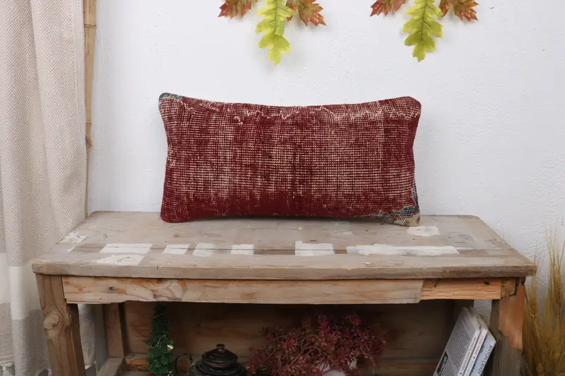 Rot besticktes Kissen, handgemachtes geometrisches Kissen