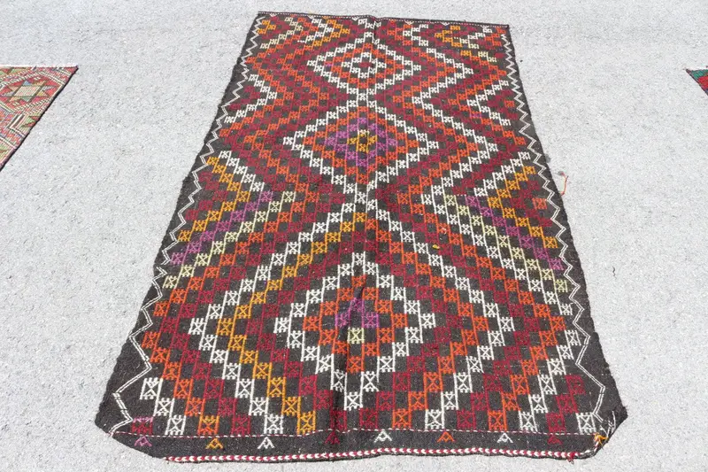 Türkischer Vintage-Teppich, 4,3 x 7,7 Fuß großer Kelim-Teppich, rot-orangefarbener Südwest-Wollteppich - 1