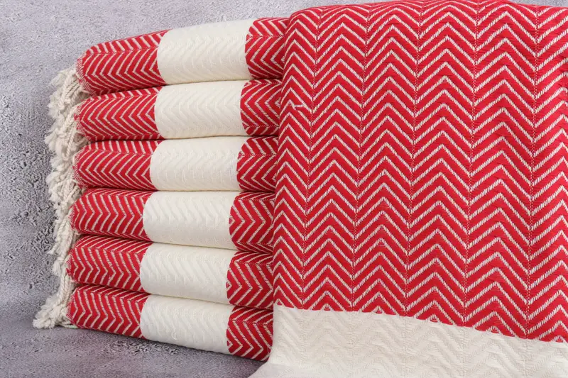 Personalisiertes Bio-Chevron-Peshtemal-Handtuch in Rot, Beige, 40 x 71 Zoll