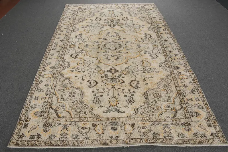 Vintage Oushak Teppich 5,4x8,8 ft, gelbbrauner türkischer Wollteppich mit Blumenmuster - 1