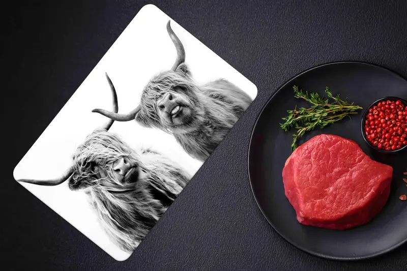 スコットランドの牛ガラスのまな板: モダンな農家のキッチンの必需品