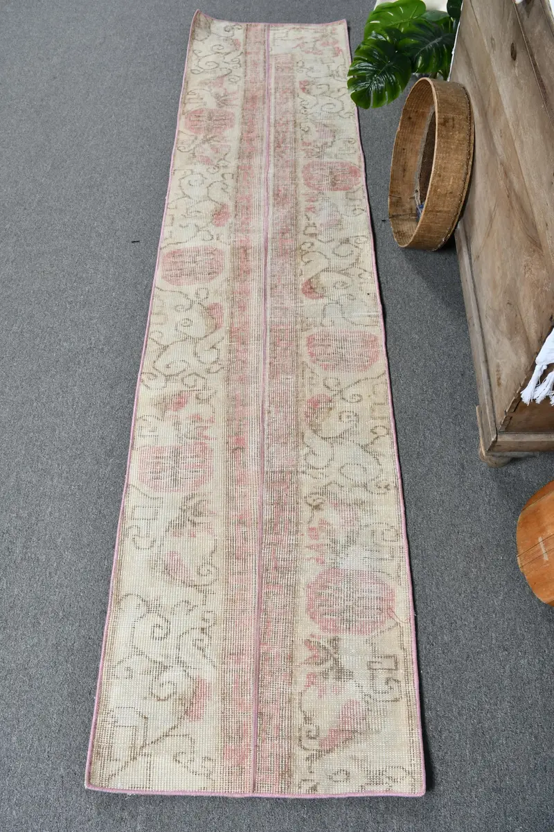 Zarif Bej ve Pembe Halı, 1,9x8 ft Çizgili Geometrik Tasarım