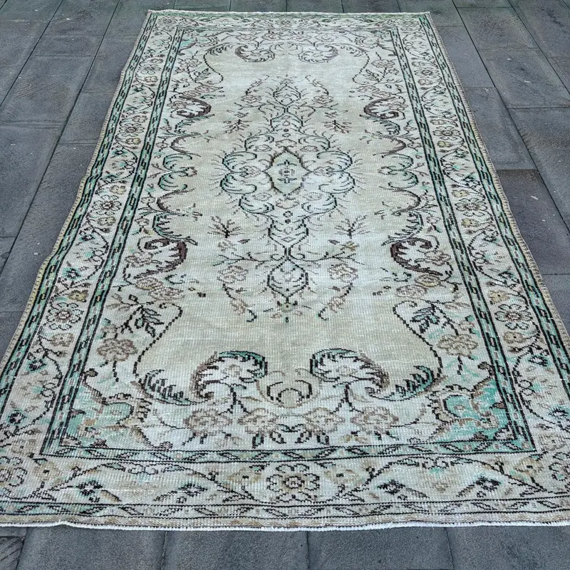 Vintage Large Rug 5.1x8.3 ft, White Bordered Turkish Wool Rug - 1