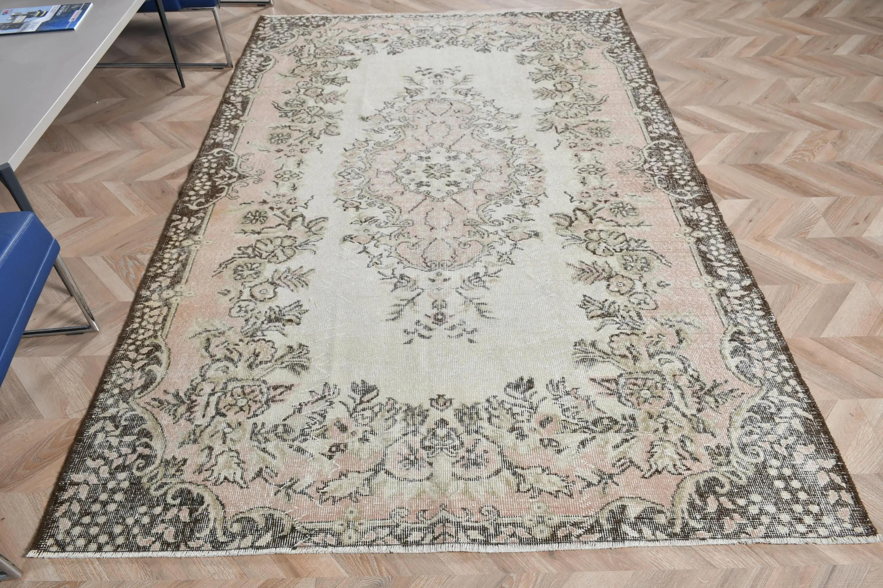 Alfombra de 5,5x8,4 pies, alfombra vintage turca, alfombra de lana de cuadros marrón blanco - 1
