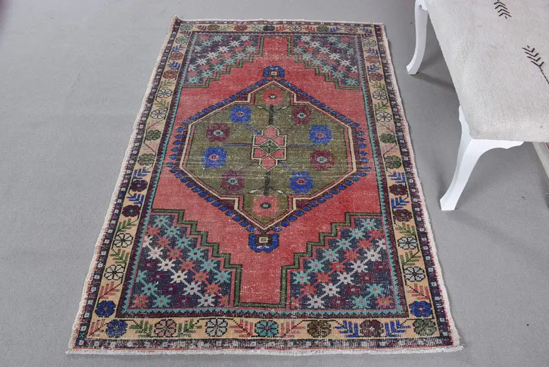 Roter, grüner Ikat-Teppich 3,8 x 5,9 Fuß, elegante Wohndekoration