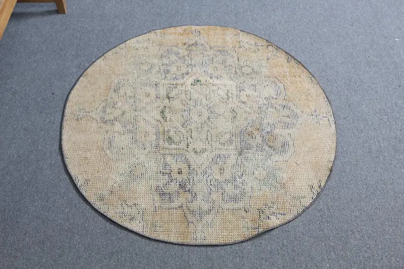 Alfombra beige con detalles en azul de 3,4x3,4 pies, confort moderno