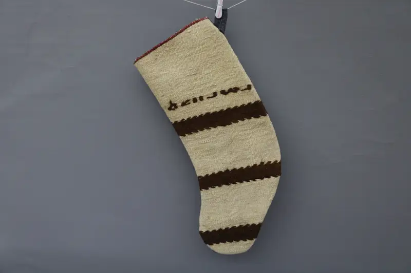 Medias navideñas beige elegantes con adornos blancos, decoración festiva