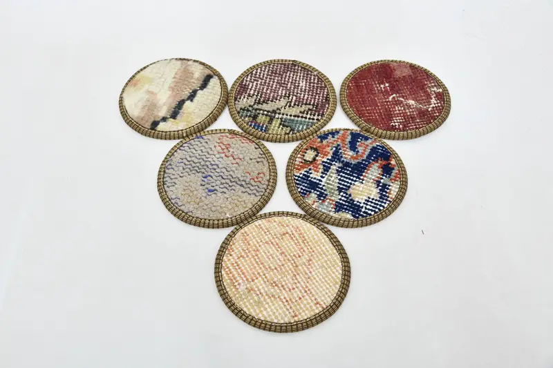 Posavasos redondos bohemios beige y rojos, posavasos bohemios con estilo