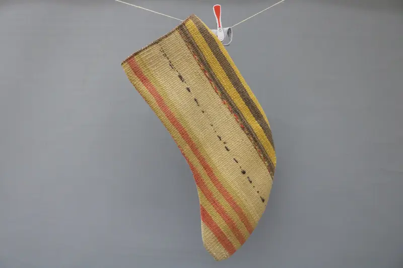 Medias navideñas rojas con adornos beige, decoración festiva