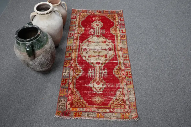 Türkischer kleiner Teppich 2,2 x 4,8 Fuß, Vintage Oushak-Wollteppich mit rotem Rand - 1