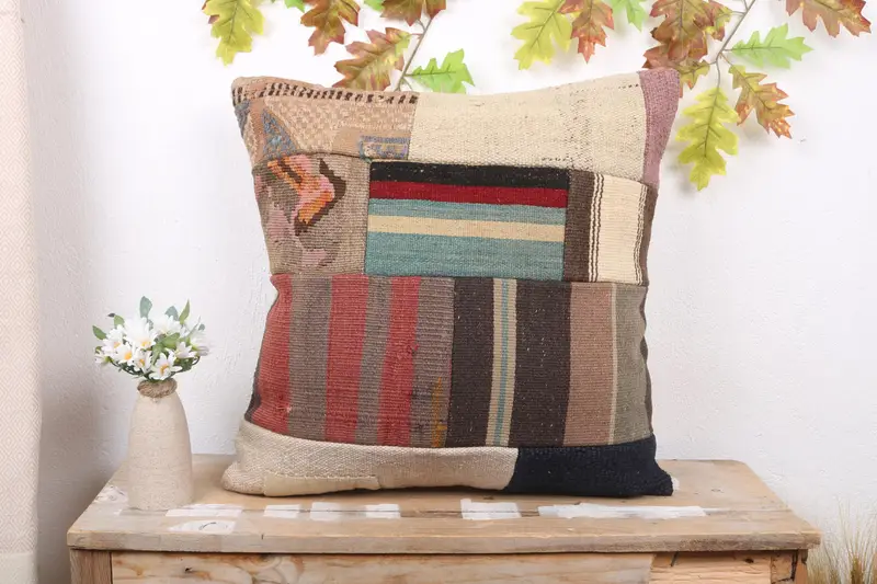 Handgefertigtes besticktes Patchwork-Wurfkissen in Braun und Beige, Vintage-Kissen