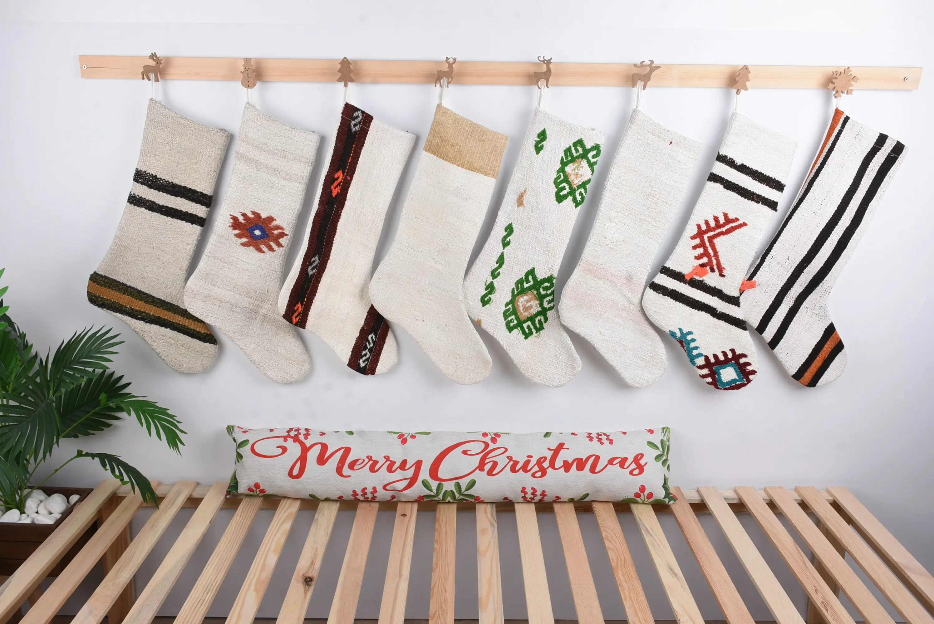 Patrón de adornos navideños festivos, calcetín navideño de 8 pulgadas de ancho - 1