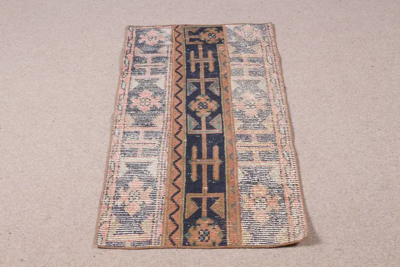 Elegante alfombra marroquí beige, 2x3,8 pies con detalles en azul