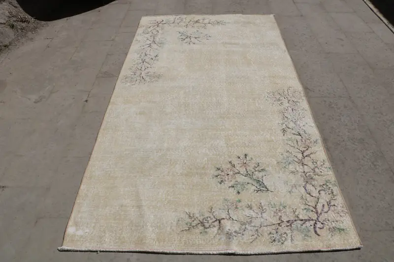 Eleganter beiger Teppich mit grünen Akzenten, 4,3 x 8,2 Fuß