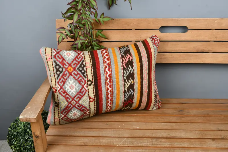 Almohada de tiro bordada roja y amarilla, almohada rectangular geométrica hecha a mano