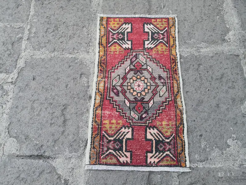 Roter und grauer rechteckiger Teppich, handgefertigte Fußmatte aus Wolle