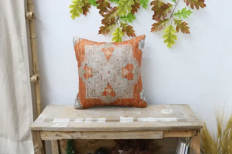 Handgefertigtes quadratisches Kissen, besticktes Vintage-Kissen in Braun und Beige