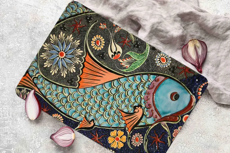 カラフルな抽象的な魚模様のガラスのまな板、モダンなキッチンの必需品