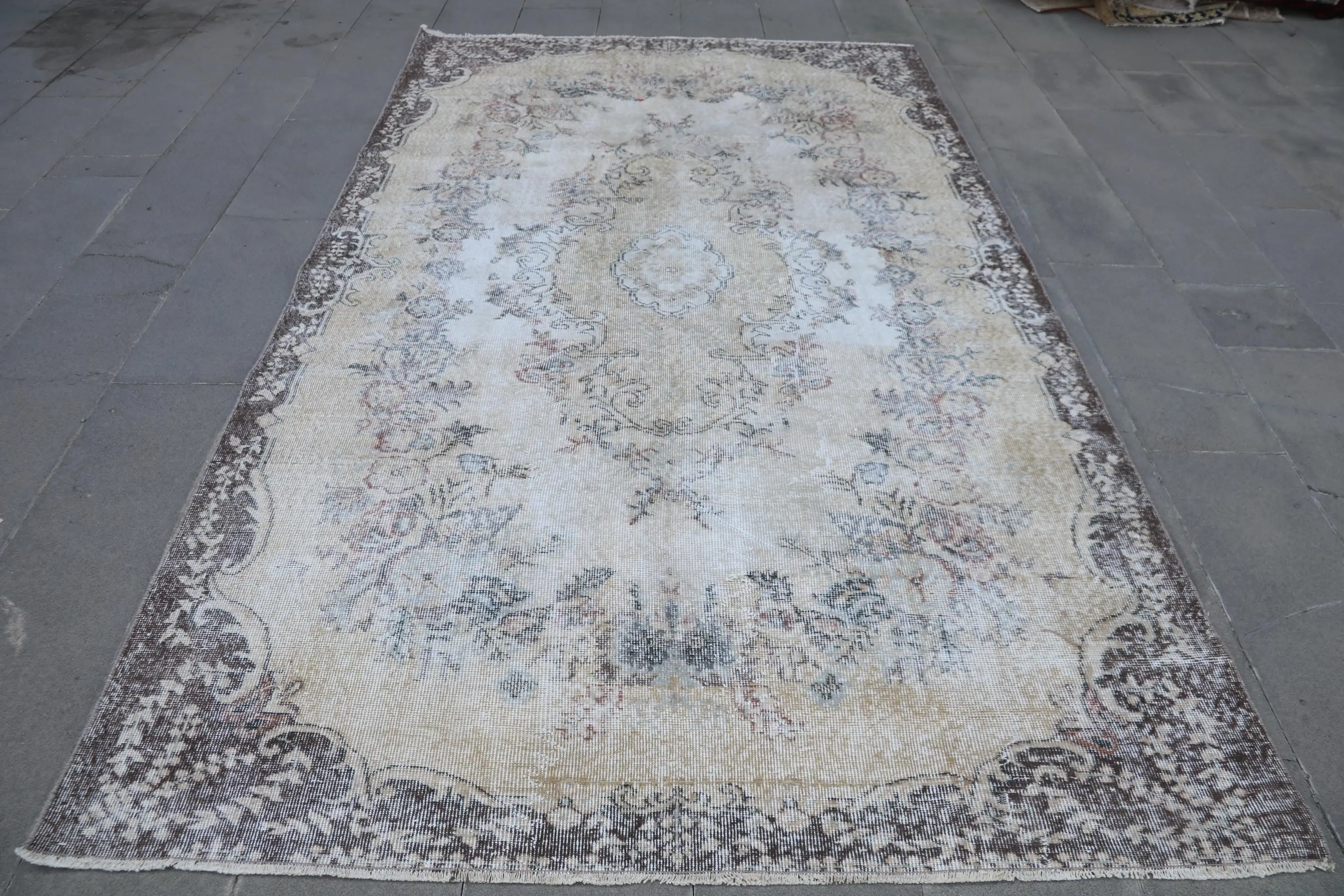 Türkischer Vintage-Teppich, 5,7 x 9,9 Fuß großer Teppich, braun-weißer Patchwork-Wollteppich - 1