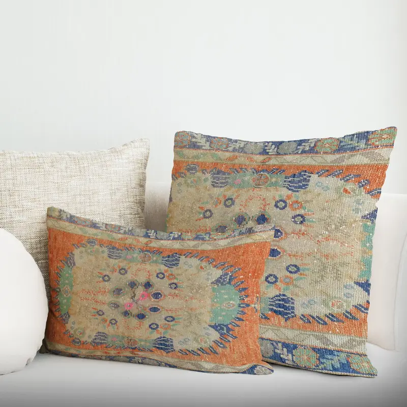 Orange und blaues Kissen mit Ethno-Bauernhaus-Aufdruck – Bio-Komfort