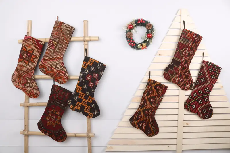 Şenlikli Noel Süsleri Deseni, 7 İnç Dekoratif Noel Çorabı