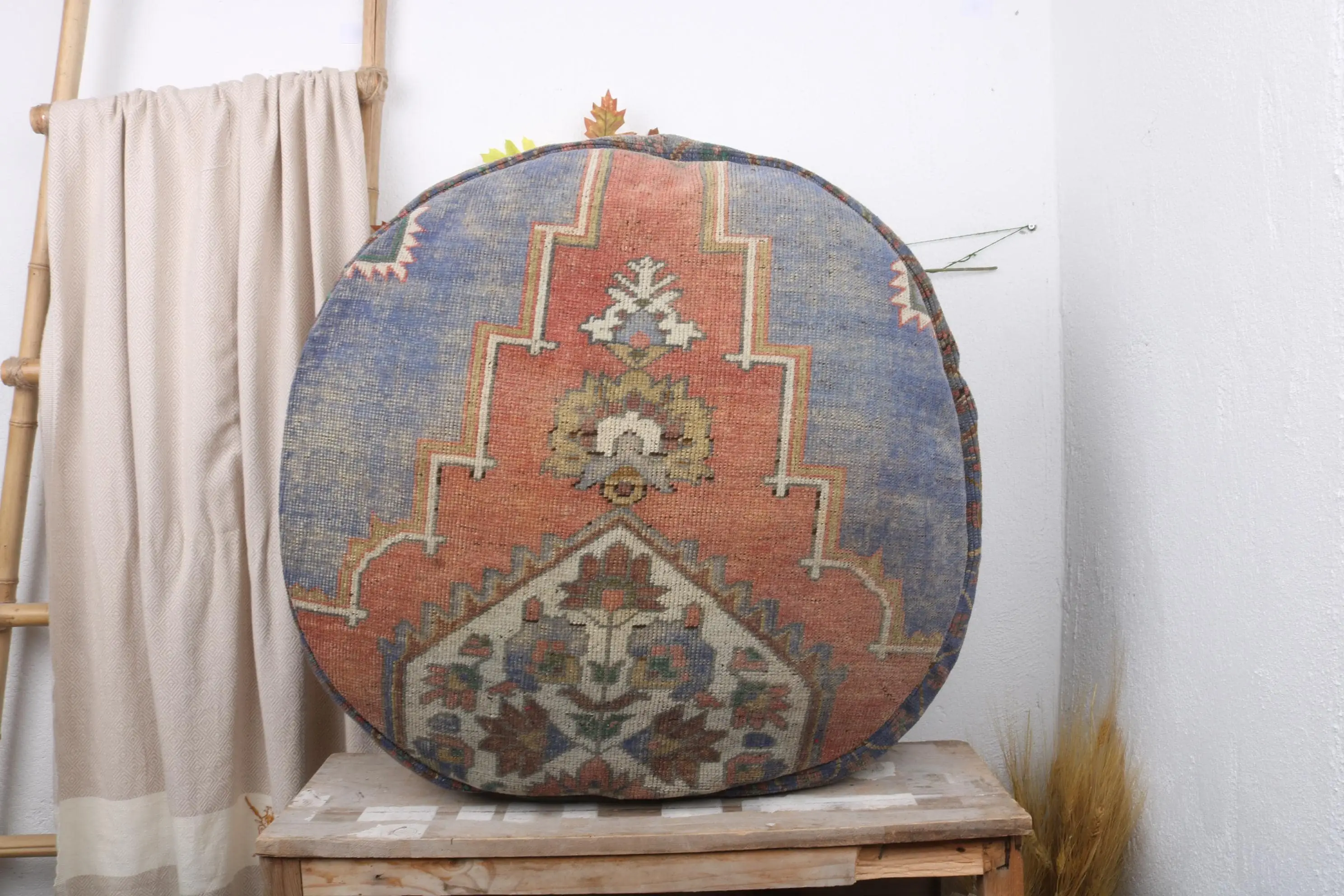 Puf azul inspirado en Kilim, otomano de lana hecho a mano en Turquía - 1
