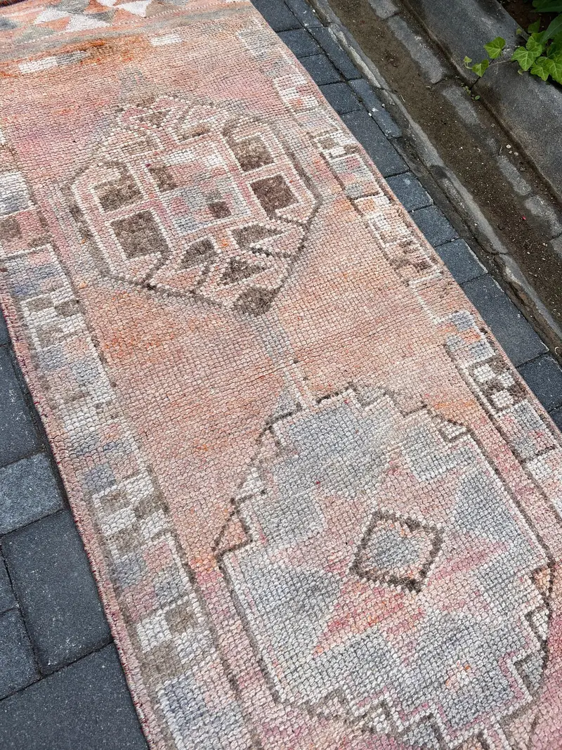 Vintage Türk Halısı 2.6x10.4 ft (79x317 cm), Herki Kırmızı Bitki ve Ağaç Halısı - 1