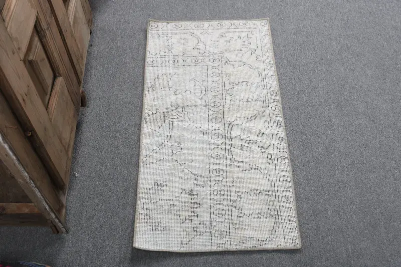 Alfombra pequeña vintage 1,5x3 pies (46x90 cm), alfombra turca Oushak de plantas y árboles blancos - 1