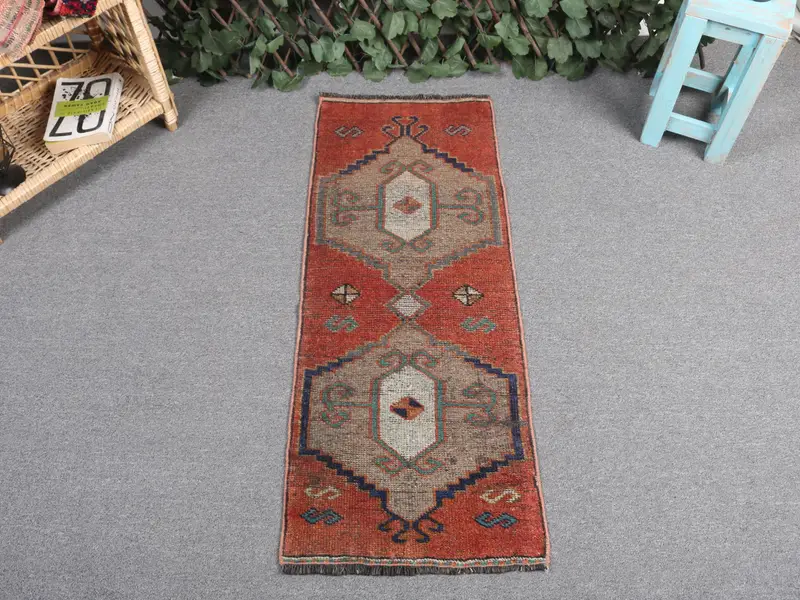 Roter marokkanischer Teppich, 1,4 x 3,4 Fuß mit grünen Akzenten