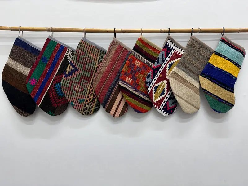 お祝いのクリスマスオーナメントパターン、幅7インチのホリデーストッキング