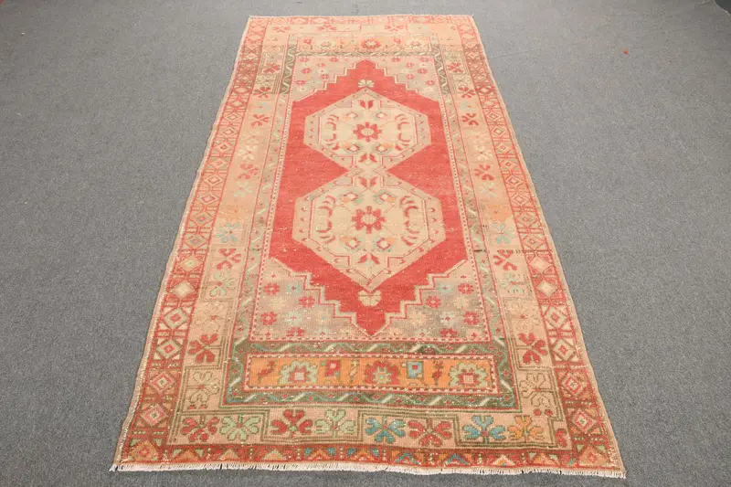 Türkischer Vintage-Oushak-Teppich 3,7 x 7,5 Fuß, roter Wollteppich mit Blumenmuster - 1