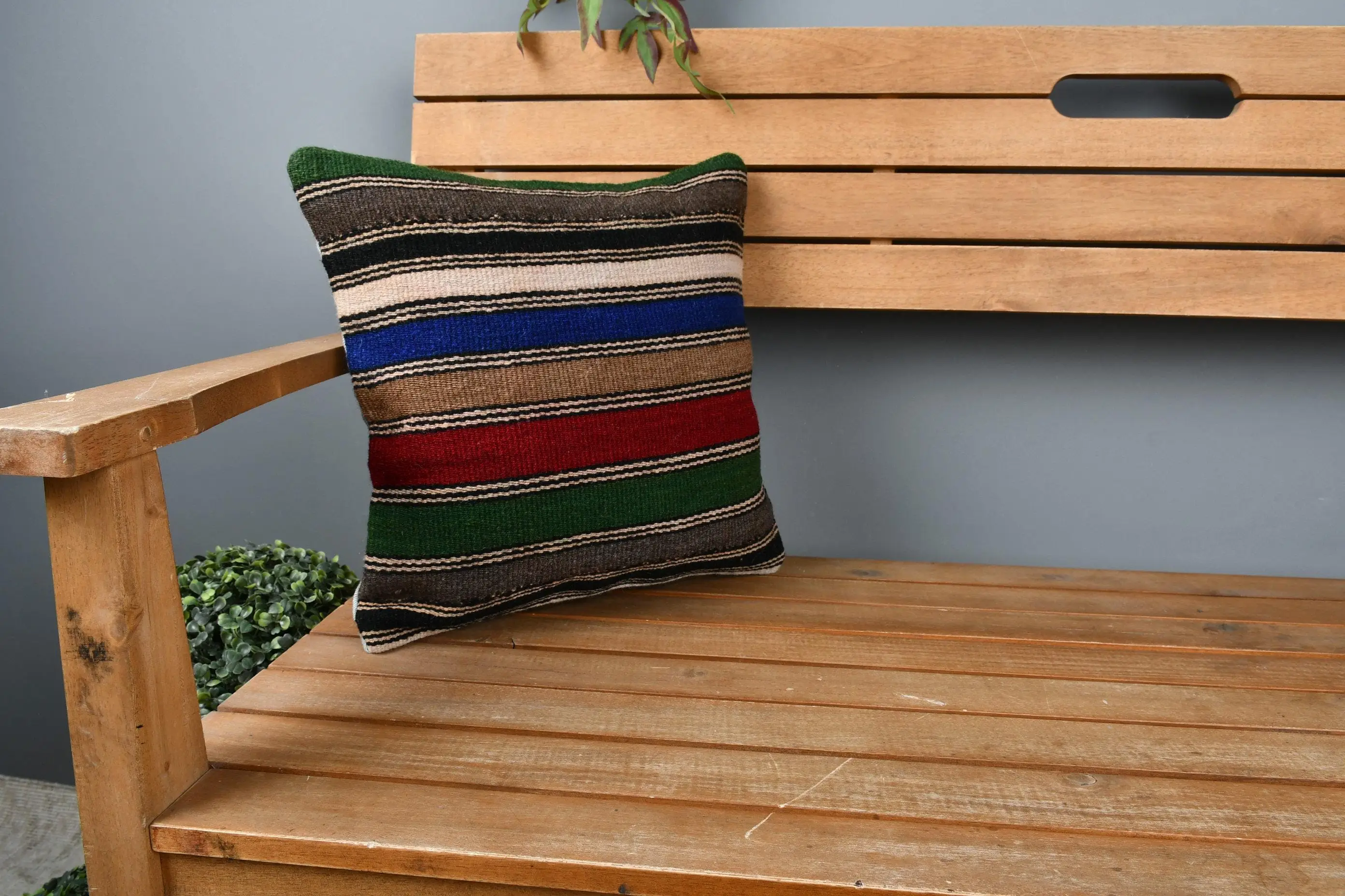 Kırmızı ve yeşil çizgili dekoratif yastık, 14x14 inç, işlemeli pamuk kapağı - 1