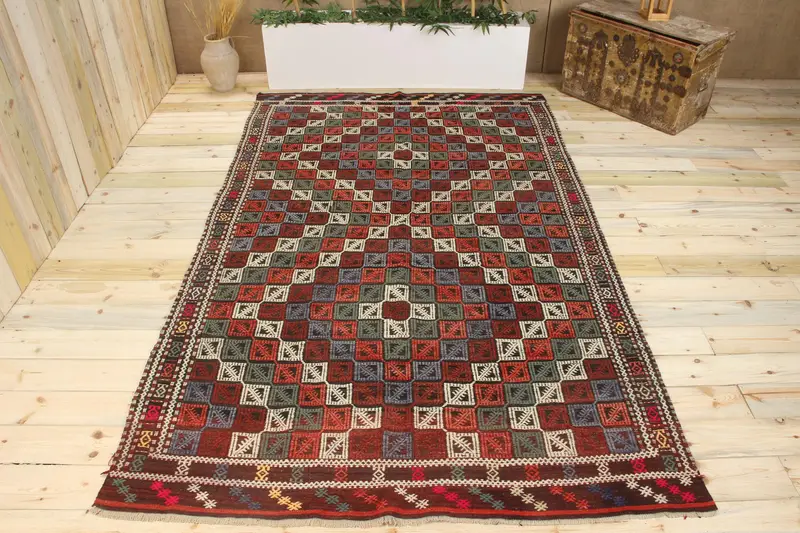 手作りのグリーンラグ、0.5x9.4フィート、レッドアクセント付き