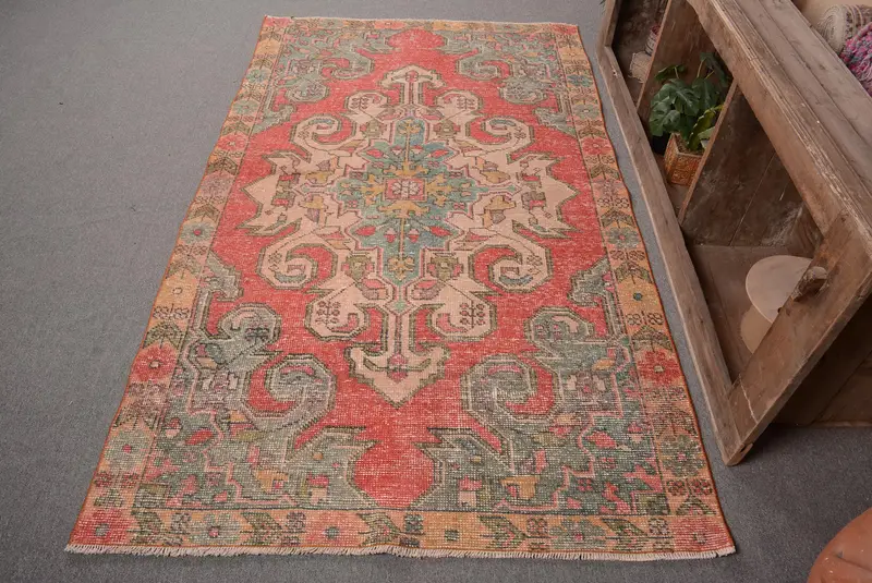 Alfombra roja con estampado animal, 4,3 x 7,2 pies con detalles en verde