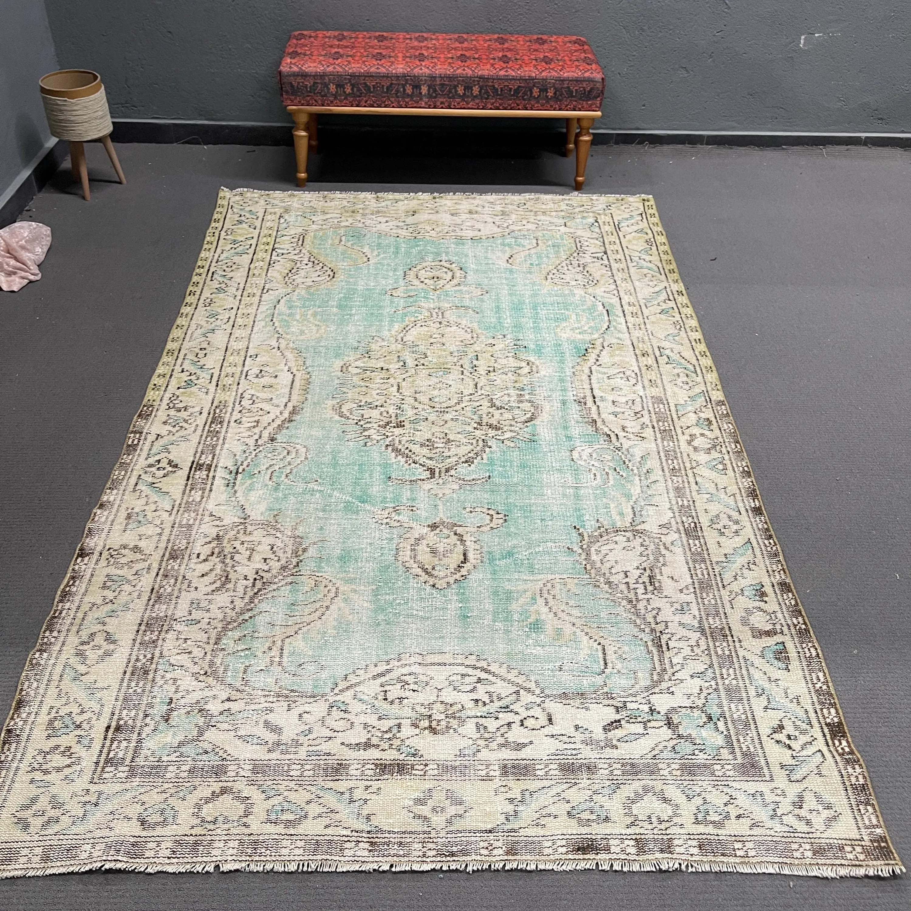 Vintage türkischer großer Teppich 5,3x9 ft, blau-weißer Orientteppich - 1