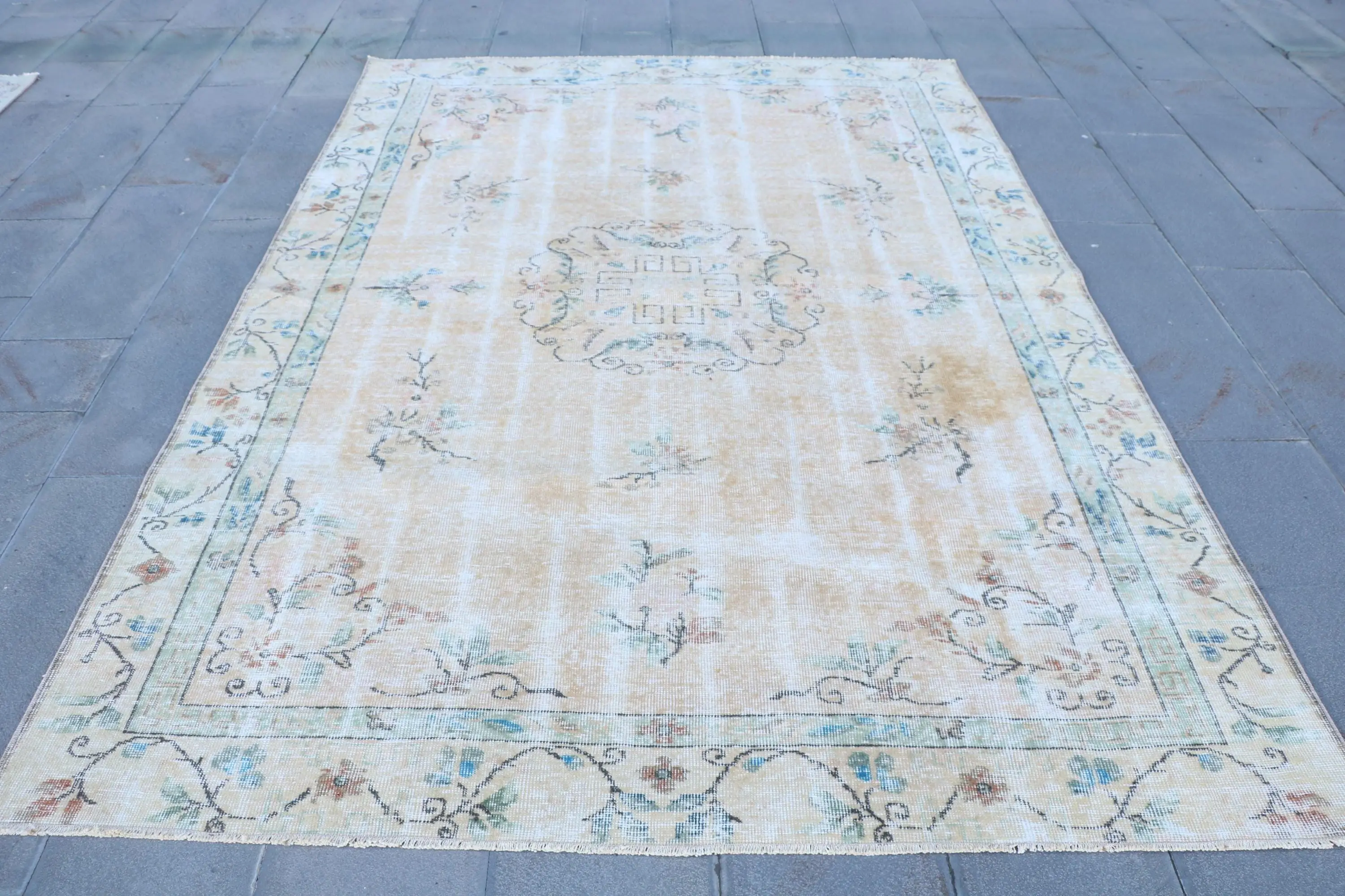 Vintage Türk Halısı, 6.3x9 ft Halı, Beyaz Mavi Çiçekli Halı - 1