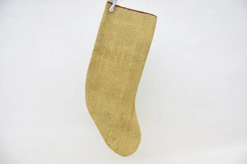 Beiger Weihnachtsstrumpf mit braunen Ornamenten, festlicher Weihnachtsstrumpf